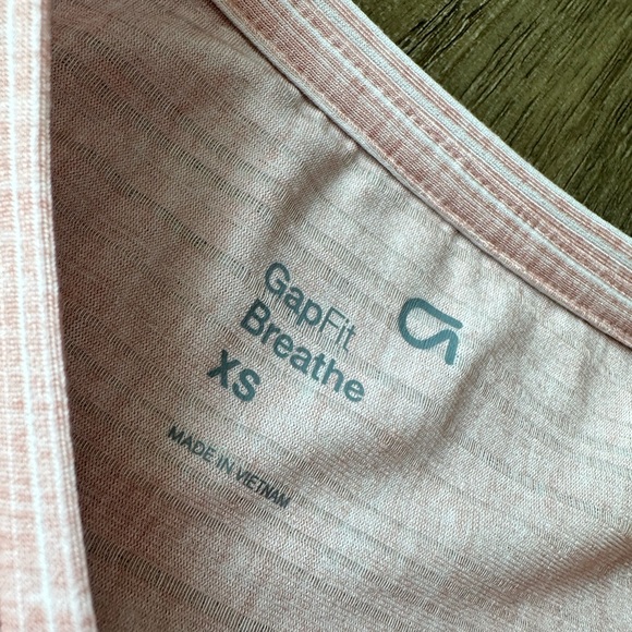 Bundle of 2 GapFit Breathe Tank Tops Size XS - Picture 3 of 10